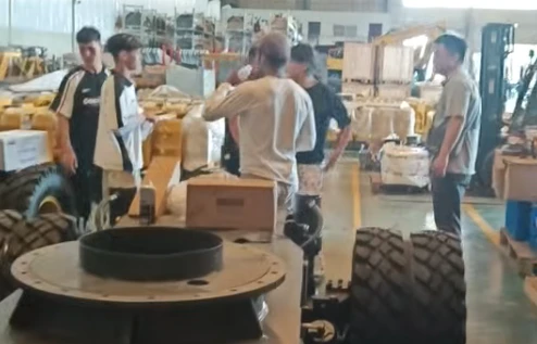 Užjūrio klientai apsilanko mūsų gamykloje, norėdami apžiūrėti ratinių ekskava...